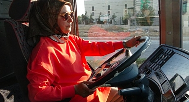 Malatya'nın 'Şoför Nebahat'i artık otobüs direksiyonunda