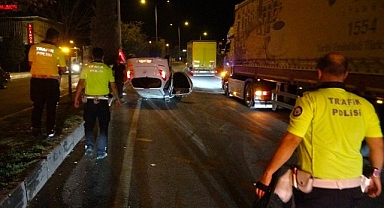 Refüje çarparak ters dönen araçtan burnu kanamadan çıktı
