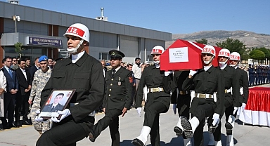 Şehit Üsteğmen Tuğrul Özsu'nun naaşı memleketi Edirne'ye uğurlandı