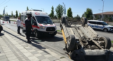 Devrilen ticari taksi ters döndü: 1 yaralı