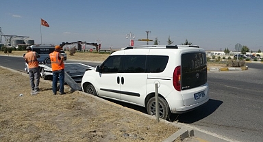 Hafif ticari araç ile otomobil çarpıştı: 2 yaralı