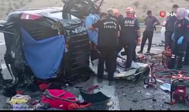 Hafif ticari araç ile otomobil çarpıştı: 4 ölü, 2 yaralı