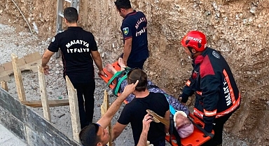 Malatya'da dengesini kaybederek inşaat alanına düşen şahıs kurtarıldı