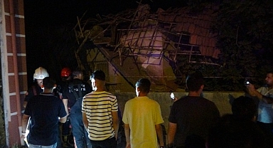 Malatya'da hasarlı evin çatısı çöktü