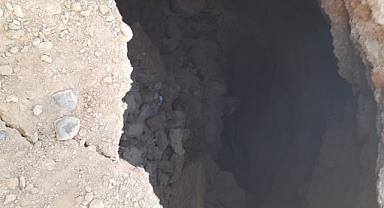 Malatya'da yoldaki çukura düşen iş makinesinin operatörü yaralandı