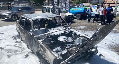 Park halindeki otomobil alev alev yandı
