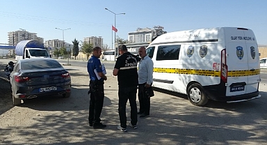 Servis aracına çarpan motosiklet sürücüsü ağır yaralandı