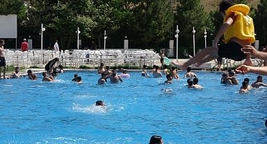 Sıcak havalardan bunalan vatandaşlar havuzlara akın etti