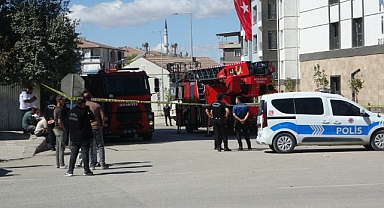 Alacağını alamadı çatıya çıktı, polis yiyecek verip indirdi