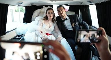 Başkanın makam aracı depremzede çiftin gelin arabası oldu