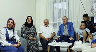 Cumhurbaşkanı Erdoğan, Malatya'da depremzede bir aileyi ziyaret etti