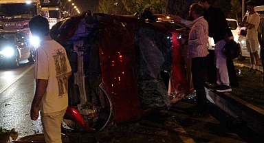 Kontrolden çıkan otomobil önce araca sonra refüje çarpıp karşı şeride geçti: 2 yaralı