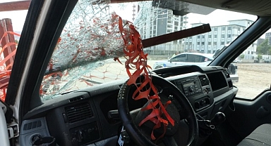 Malatya'da feci kaza: Demir korkuluk sürücünün kafasına saplandı