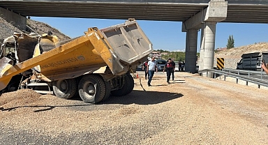 Malatya'da hafriyat kamyonu istinat duvarına çarptı: 1 ölü