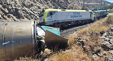 Malatya'da iki yük treni kafa kafaya çarpıştı: 1 yaralı