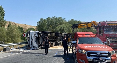 Malatya'da kontrolden çıkan tır devrildi: 1 ağır yaralı