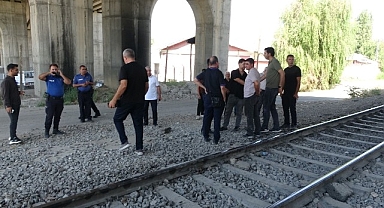 Malatya'da yük treninin çarptığı kişi hayatını kaybetti