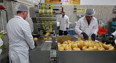 Meslek lisesinde ekmek üretimi, genç ustalar iş başında