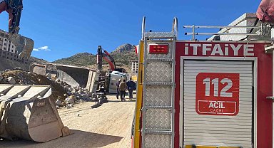 Şantiye de kontrolden çıkan hafriyat kamyonu devrildi: 1 yaralı