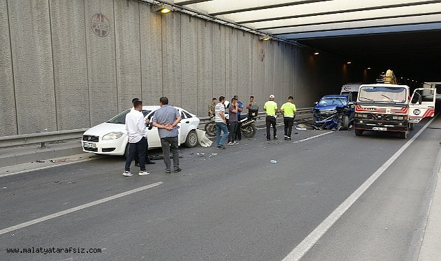 Sivil ekip aracı ile jandarma aracı çarpıştı trafik kilitlendi