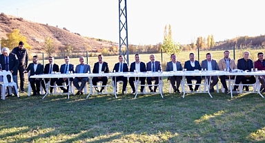 AK Parti heyeti Akçadağ'da muhtarlarla buluştu