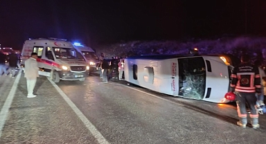 Hafif ticari araçla çarpışan tur midibüsü devrildi: 13'ü öğrenci 14 kişi yaralandı