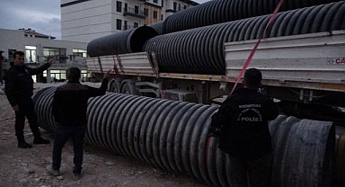 İnşaatta üzerine 750 kilo plastik boru düşen sürücü ağır yaralandı