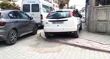 Kaldırım parkları yayaları çileden çıkarıyor