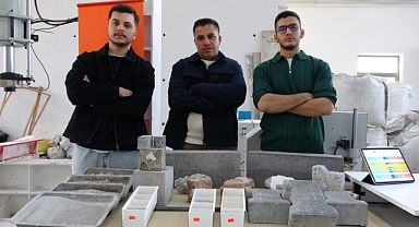 Malatya'da deprem enkazı beton yola dönüştü