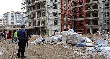 Malatya'da inşaatta kafasına malzeme düşen işçi yaralandı