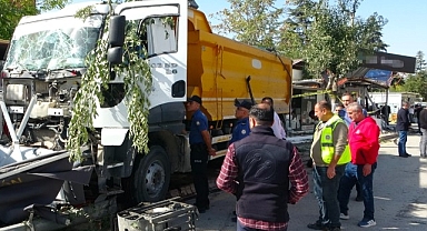 Malatya'da kontrolden çıkan hafriyat kamyonu iş yerlerine daldı: 4 iş yeri kullanılamaz hale geldi