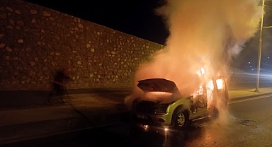 Malatya'da seyir halindeki otomobil alev aldı