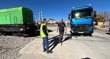 Malatya'da tren tıra çarptı