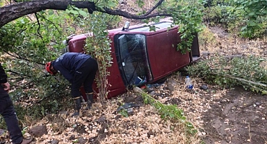 Malatya'da virajı alamayan pikap şarampole uçtu: 2 yaralı