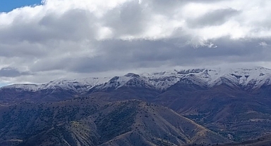 Malatya'da yüksek rakımlı bölgelere mevsimin ilk karı düştü