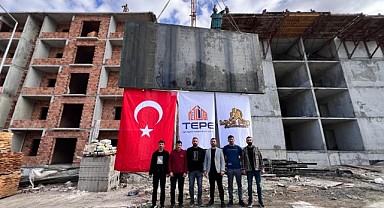 Malatya Güven Sitesi'nde Beton İşleri Tamamlandı: İşçiler Halay Çekip Türk Bayrağı Astı