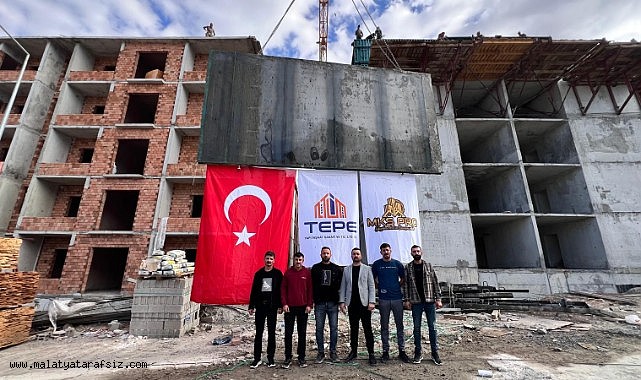 Malatya Güven Sitesi'nde Beton İşleri Tamamlandı: İşçiler Halay Çekip Türk Bayrağı Astı