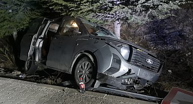 Malatya'da hafif ticari araç refüje çarptı: 1 yaralı
