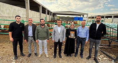 TOBB Malatya Genç girişimciler kurulu tarafından kadın girişimci Hafure Adak'a plaket