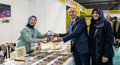 Başkan Er, Malatya Anadolu Kitap ve Kültür Fuarı'nda stantları gezdi