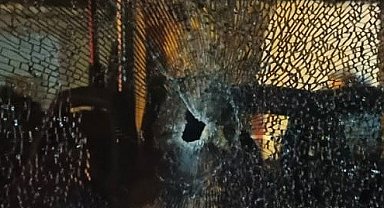 Çok sayıda yolcunun bulunduğu otobüse silahlı saldırı anı kamerada