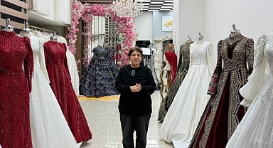 Depremlerde iki iş yeri yıkılan kadın pes etmedi