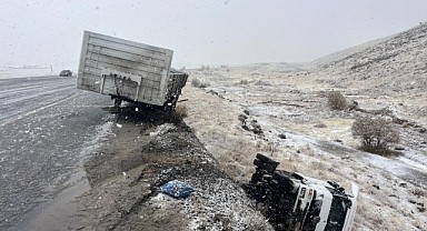 Doğanşehir’de Tır Şarampole Devrildi: 1 Yaralı