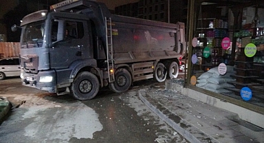 Hafriyat kamyonunun patlayan lastiği iş yerinin camlarını kırdı
