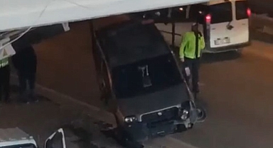 Kontrolden çıkan hafif ticari araç refüje çarptı: 1 yaralı