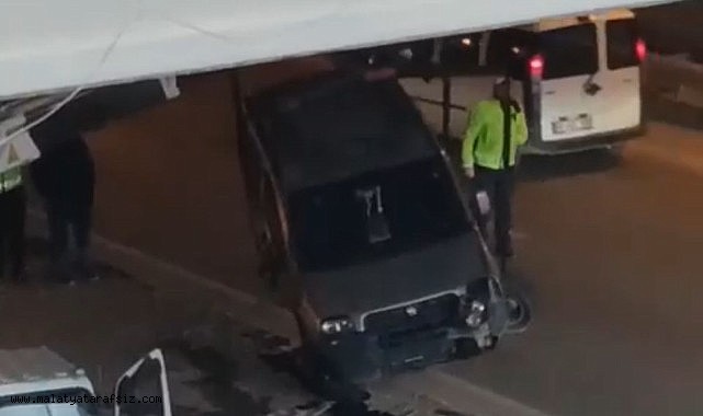 Kontrolden çıkan hafif ticari araç refüje çarptı: 1 yaralı