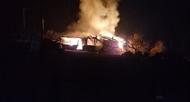 Malatya'da alevlere teslim olan ev küle döndü