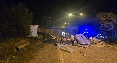 Malatya'da devrilen tır yolu kapattı