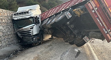 Malatya'da kontrolden çıkan tır istinat duvarına çarptı: 1 yaralı