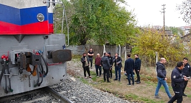 Malatya'da raylara düşen kişi trenin çarpması sonucu yaralandı